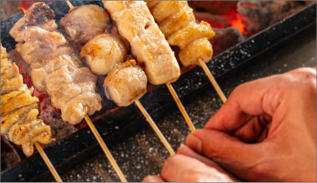 焼き鳥を焼く写真